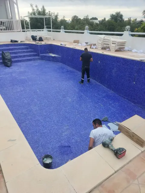 Piscina revestida a pastilha com junta epóxi