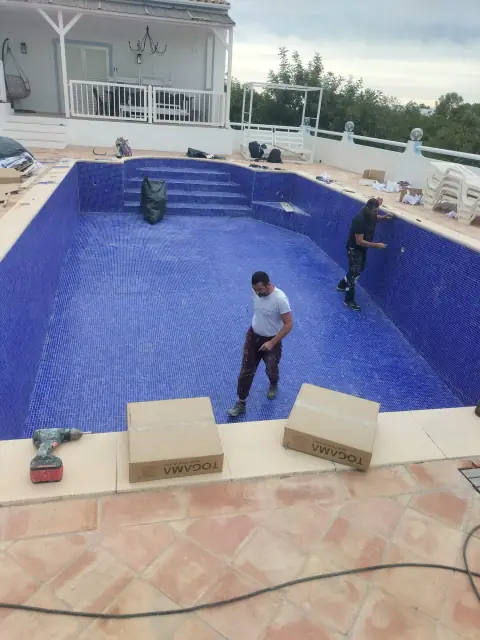 Piscina revestida a pastilha com junta epóxi — fotografia 3