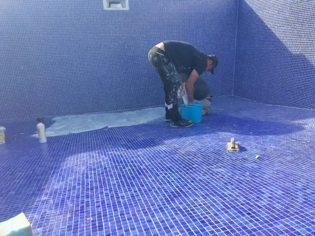 Piscina revestida a pastilha com junta epóxi — fotografia 4