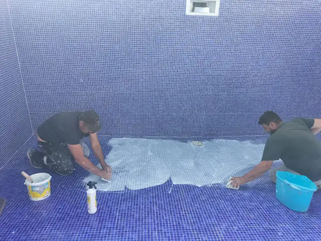 Piscina revestida a pastilha com junta epóxi — fotografia 5
