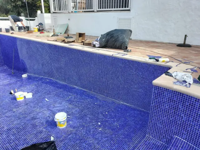 Piscina revestida a pastilha com junta epóxi — fotografia 6