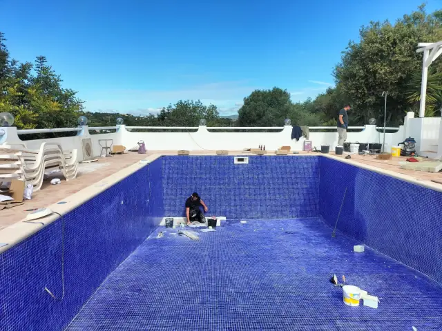Piscina revestida a pastilha com junta epóxi — fotografia 7