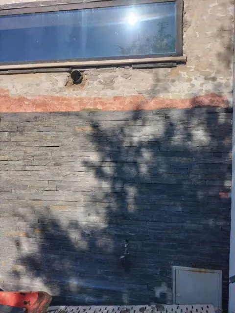 Fachada em xisto numa moradia contemporânea — fotografia 4