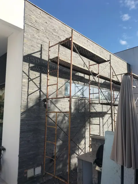 Fachada em xisto numa moradia contemporânea — fotografia 8