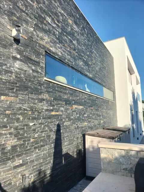 Fachada em xisto numa moradia contemporânea