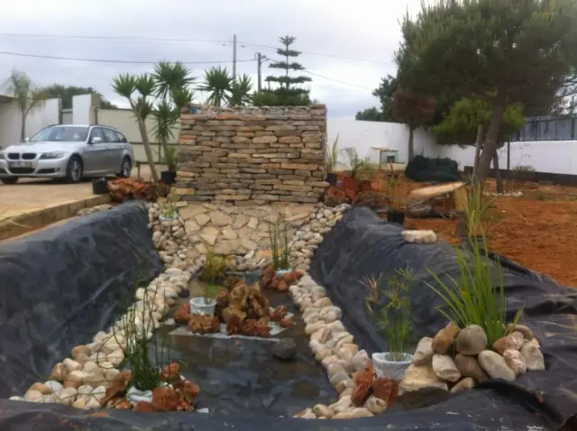 Lago ornamental com cascata em pedra