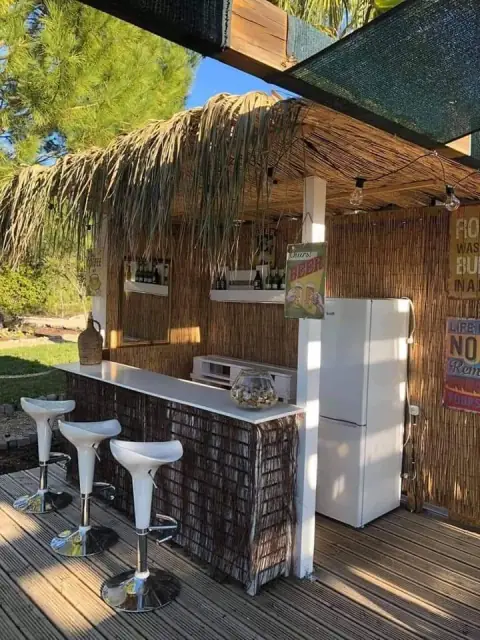 Bar de jardim com cobertura em colmo