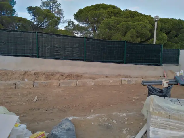 Muro de suporte em pedra aparelhada