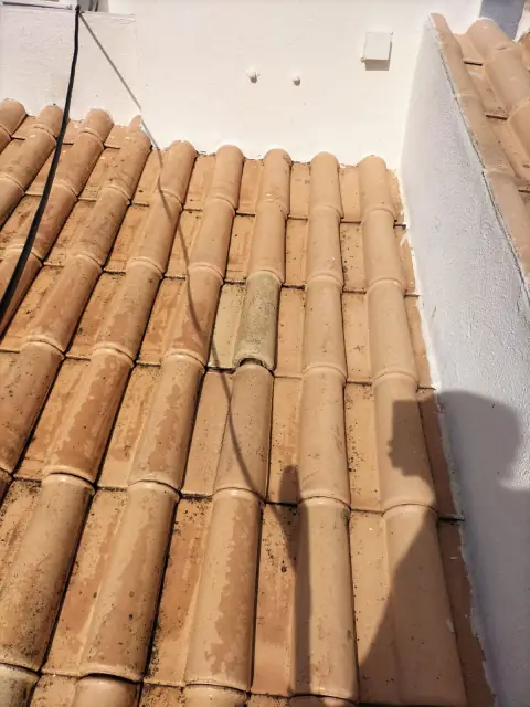 Limpeza de telhado tomado por musgo — fotografia 4