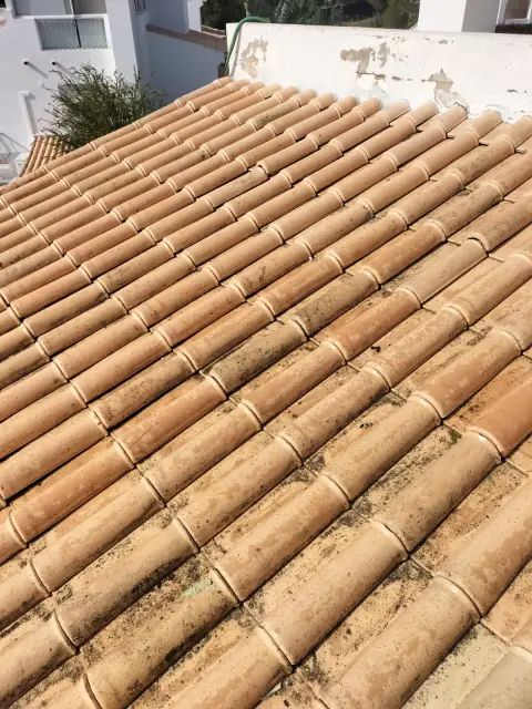 Limpeza de telhado tomado por musgo — fotografia 6