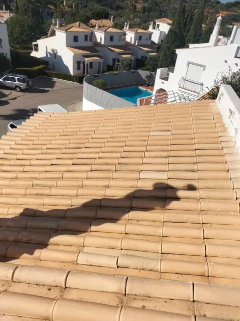 Limpeza de telhado tomado por musgo — fotografia 7