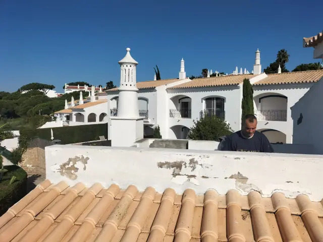 Limpeza de telhado tomado por musgo — fotografia 8