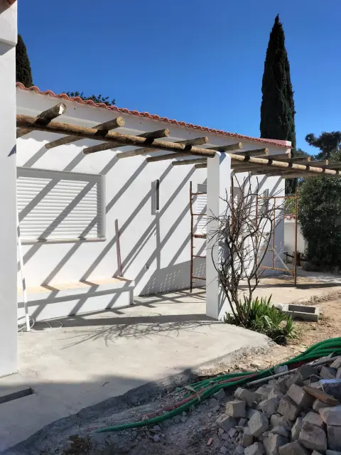 Exterior painting of a villa with a veranda — photograph 2