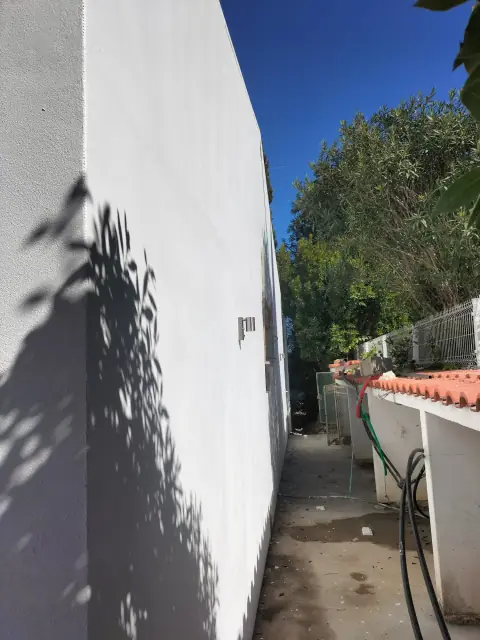 Exterior painting of a villa with a veranda — photograph 3