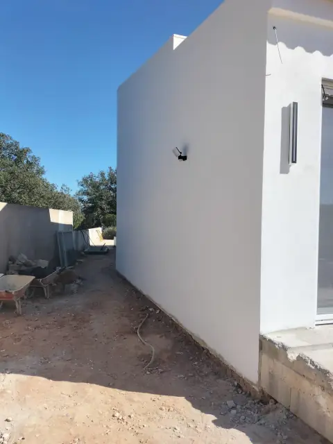 Exterior painting of a villa with a veranda — photograph 11