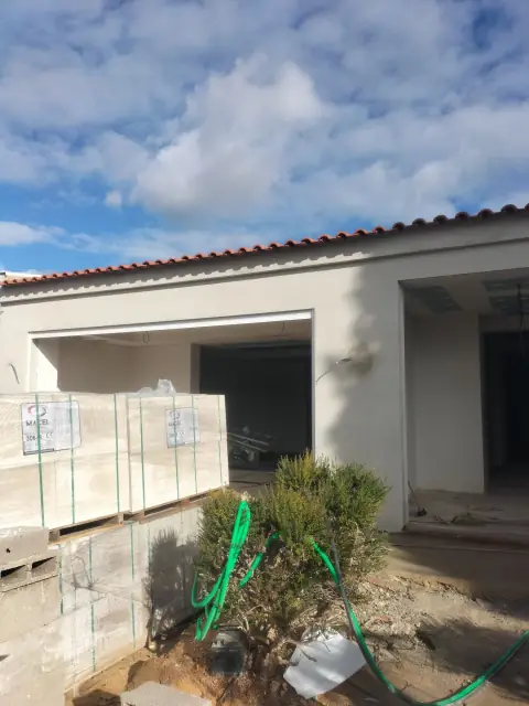 Exterior painting of a villa with a veranda — photograph 18