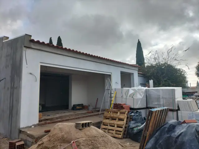 Exterior painting of a villa with a veranda — photograph 25