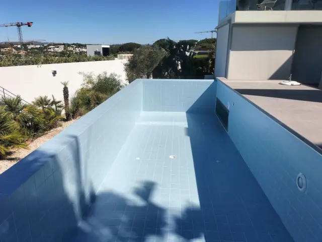 Rejuntamento de piscina com epóxi — fotografia 1