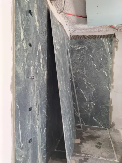 Casa de banho revestida a mármore verde — fotografia 3