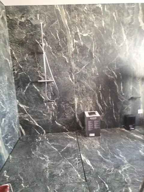 Casa de banho revestida a mármore verde — fotografia 4
