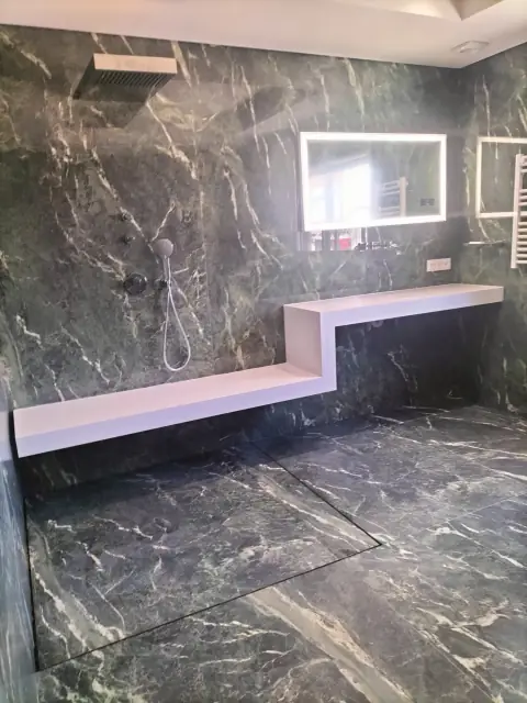 Casa de banho revestida a mármore verde