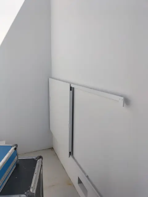 Crack repair and finishing on a contemporary villa — photograph 2