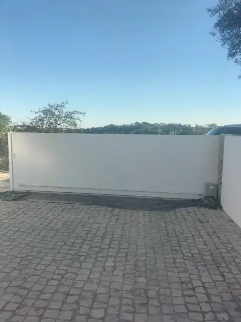 Crack repair and finishing on a contemporary villa — photograph 8
