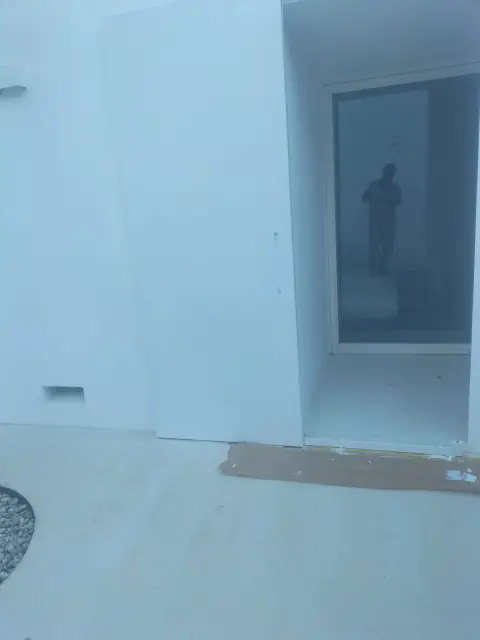Crack repair and finishing on a contemporary villa — photograph 11