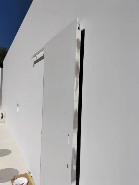 Crack repair and finishing on a contemporary villa — photograph 13