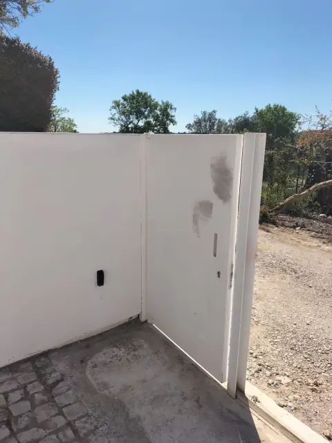 Crack repair and finishing on a contemporary villa — photograph 16