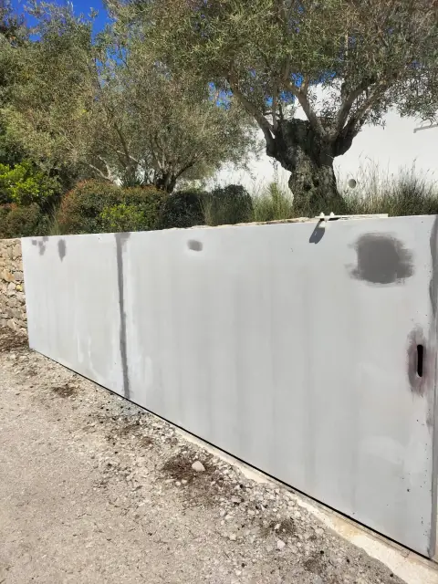 Crack repair and finishing on a contemporary villa — photograph 17