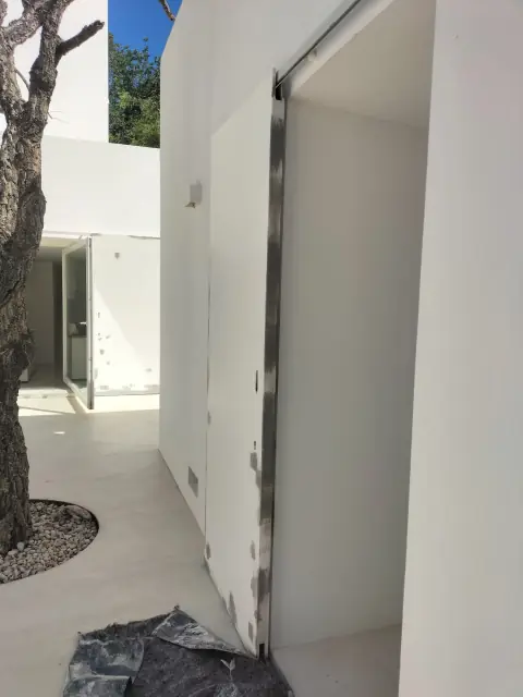 Crack repair and finishing on a contemporary villa — photograph 18