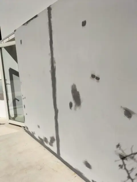 Crack repair and finishing on a contemporary villa — photograph 22